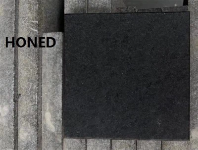 Perapian Mengelilingi Granit Hitam Asah